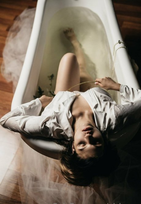 Nahá fotka uniklých OnlyFans od Alloona
