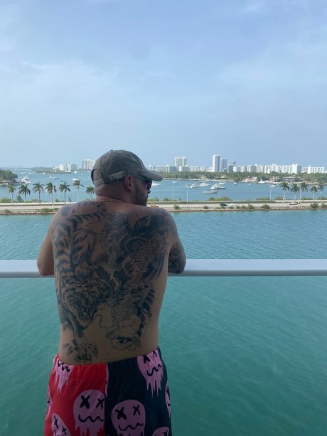 Naken läckt OnlyFans-bild av Alexander