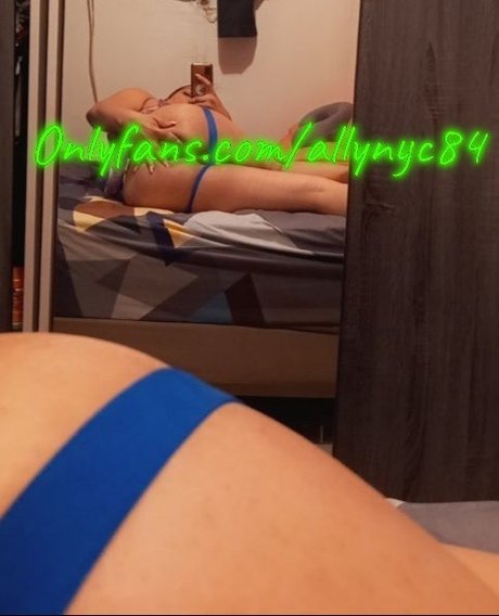 Naakte gelekte OnlyFans-foto van Allysson