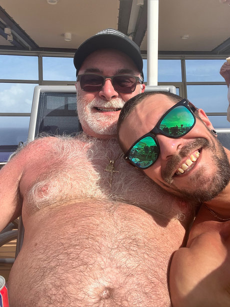 Naken läckt OnlyFans-bild av Daddy Son Only