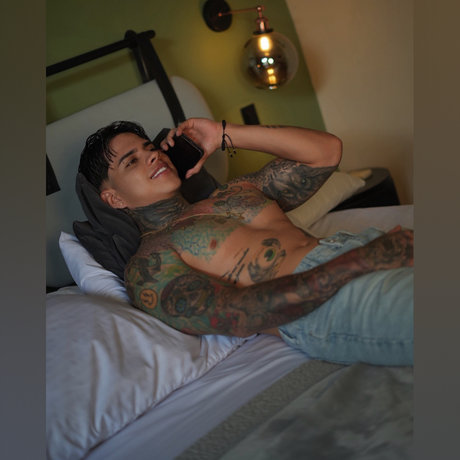 Nøgent lækket OnlyFans-billede af Angel Lugo 