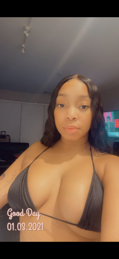 Alaston vuotanut OnlyFans-kuva Nyaxo