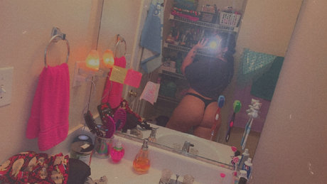 Naken läckt OnlyFans-bild av Tristen
