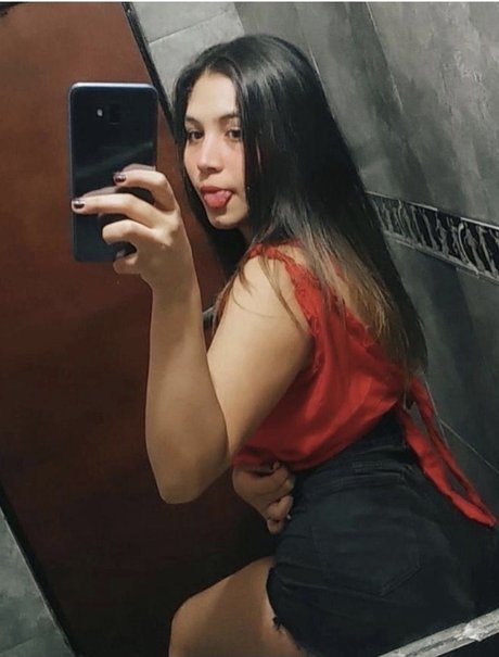 Naken läckt OnlyFans-bild av Ari
