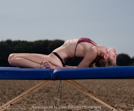 Naken läckt OnlyFans-bild av Nudeyogini Ambika