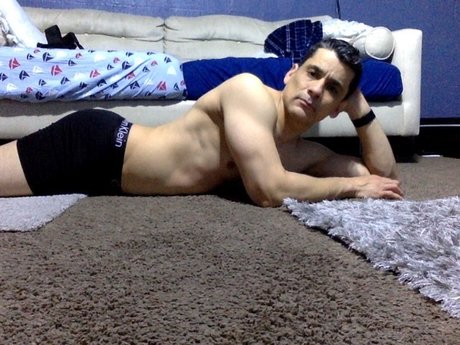 Naakte gelekte OnlyFans-foto van Alejandro Miranda
