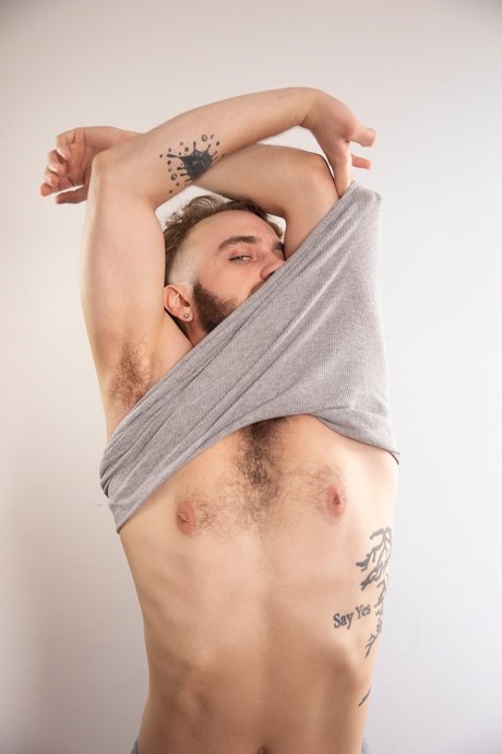 Naken läckt OnlyFans-bild av Aaron Oaks