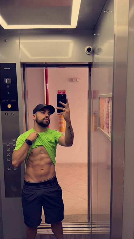 Alaston vuotanut OnlyFans-kuva Aaron Diamond 
