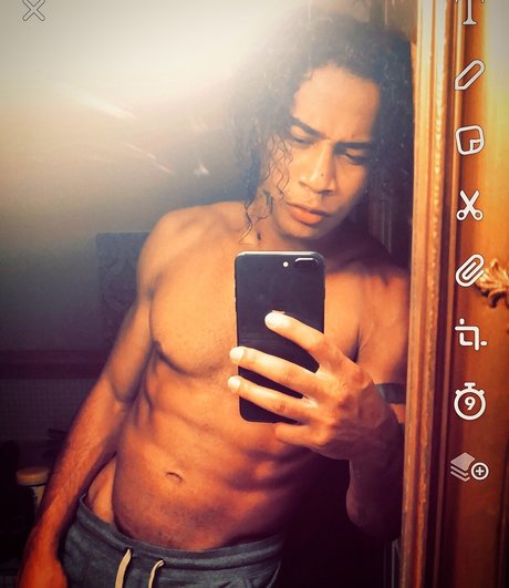 Naken läckt OnlyFans-bild av Adonisalexander