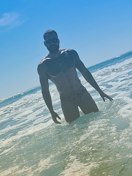 Naakte gelekte OnlyFans-foto van Adrian Veracierta