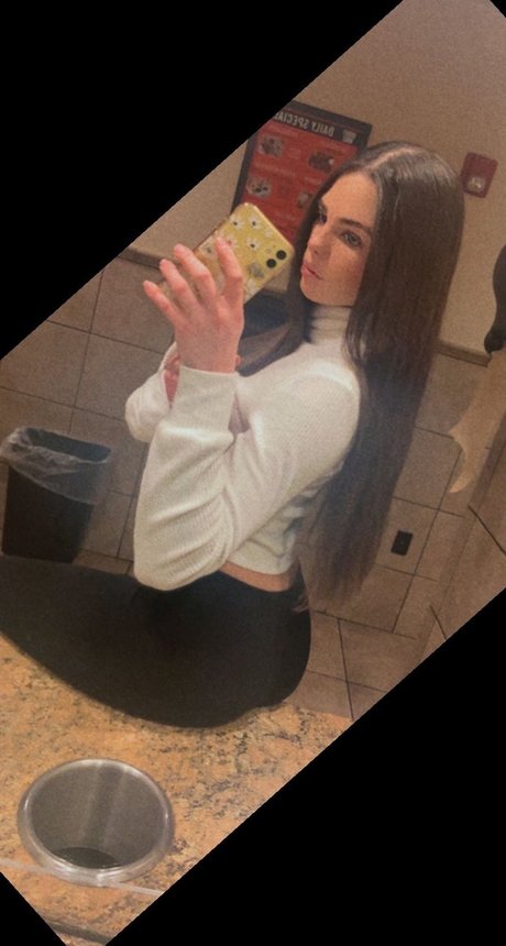 Naken läckt OnlyFans-bild av Definitely Ana