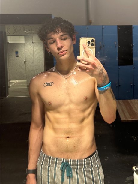 Alasti lekkinud OnlyFans-i pilt Adam Baraj