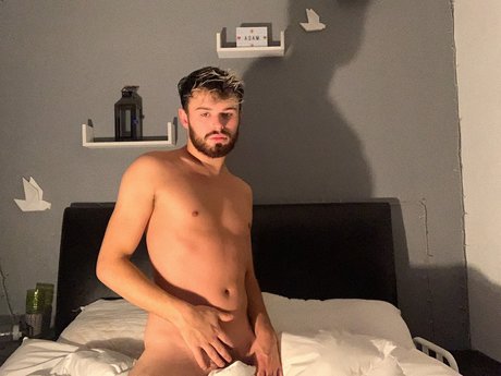 Naken läckt OnlyFans-bild av Adam Cole