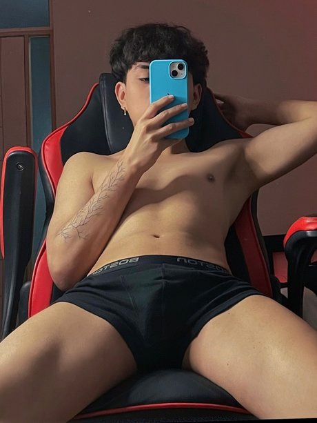 Naakte gelekte OnlyFans-foto van Aarn Sanchez