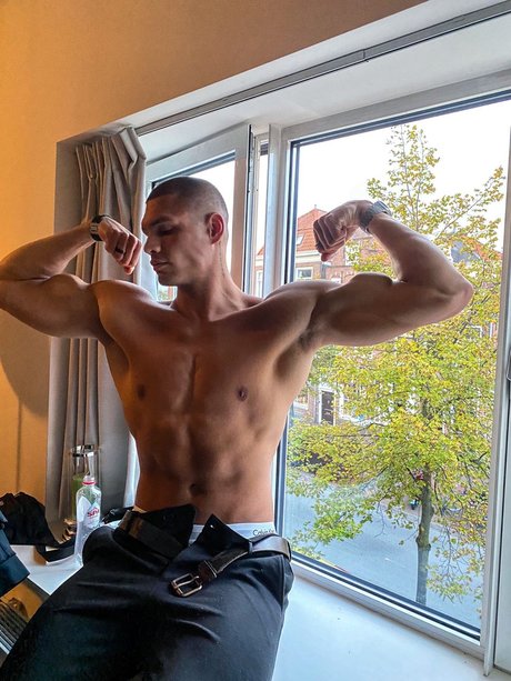 Naken läckt OnlyFans-bild av Beau Jonathan