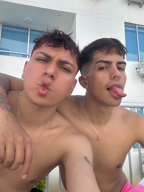 Naken lekkede OnlyFans-bilde av Juan Y Gabriel