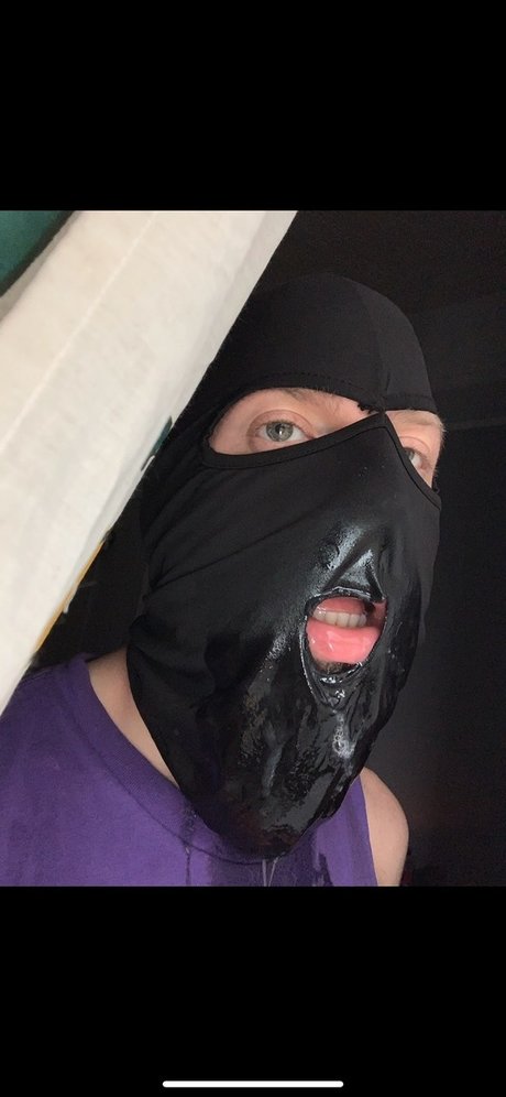 Alaston vuotanut OnlyFans-kuva Dumb Fun Cool