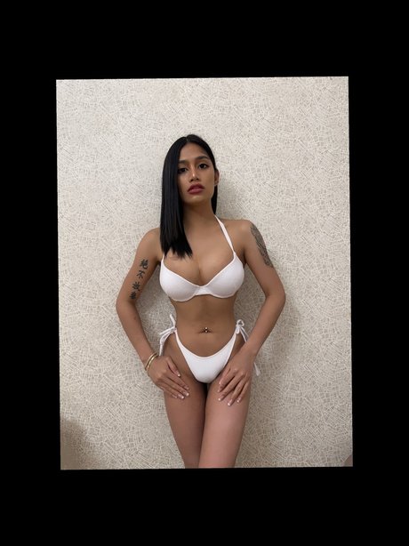 Naakte gelekte OnlyFans-foto van Akita