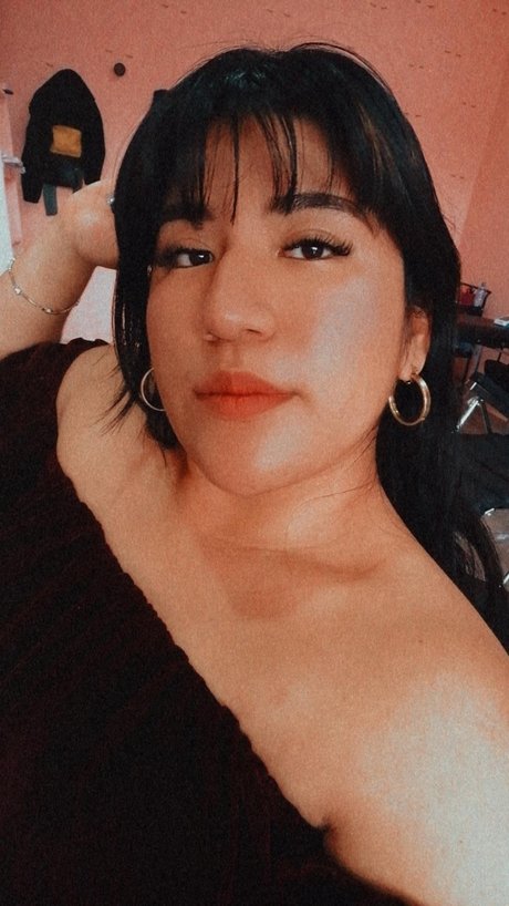 Alasti lekkinud OnlyFans-i pilt Abril