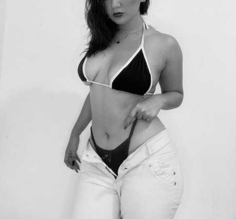 Naken läckt OnlyFans-bild av Paris Mor