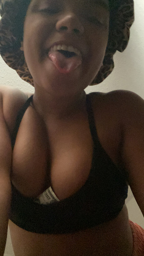 Naken läckt OnlyFans-bild av Paris