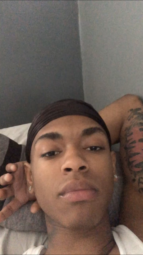Alasti lekkinud OnlyFans-i pilt Paper