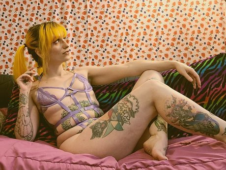 Naken läckt OnlyFans-bild av Perii Heliion