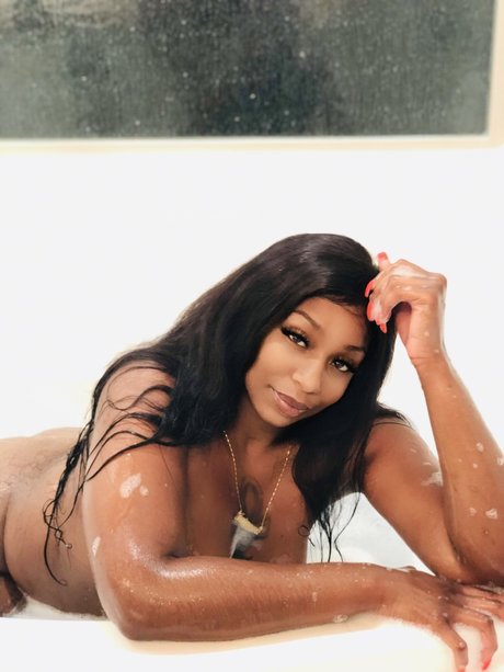 Naakte gelekte OnlyFans-foto van Peachesncre4m