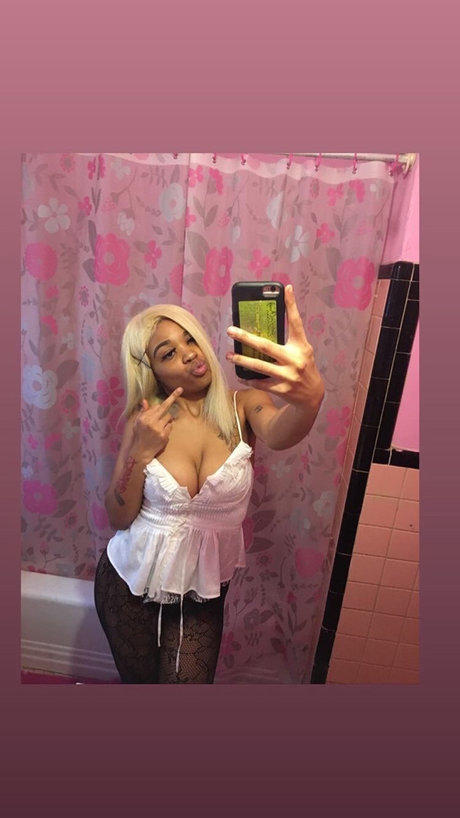 Naken läckt OnlyFans-bild av Miss Pink Rose