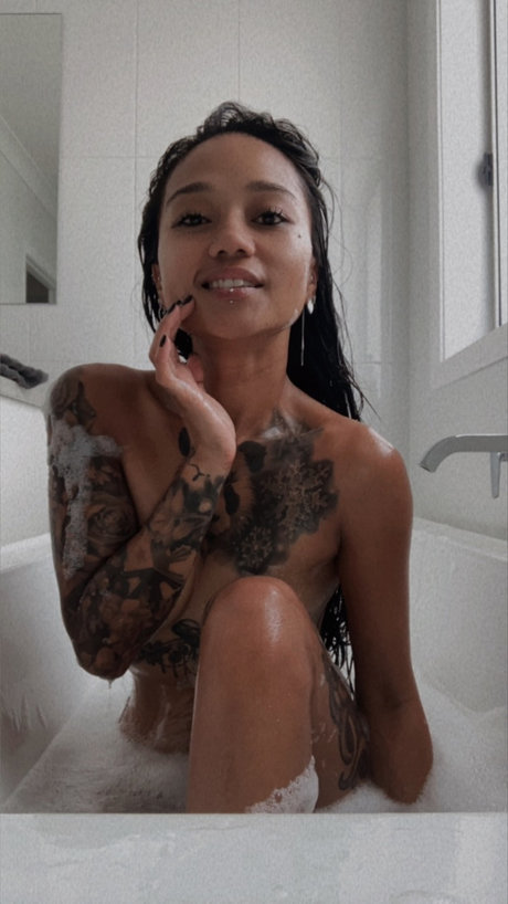 Nacktes geleaktes OnlyFans-Foto von Miss Bee Haven