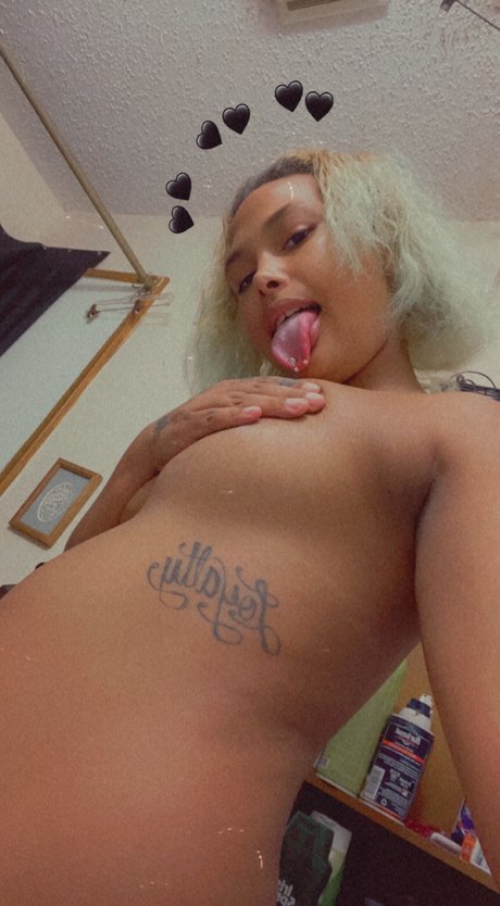 Naken läckt OnlyFans-bild av Phat Phat