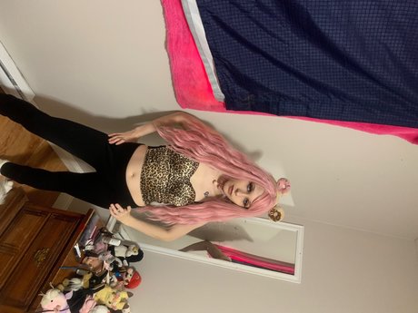 Naken lekkede OnlyFans-bilde av Emo Kitten