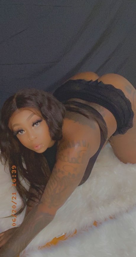 Обнаженная фотография утечки OnlyFans от Dark N Lovely Savage