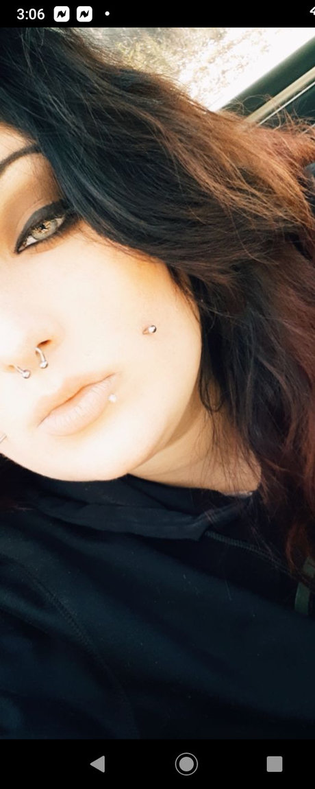 Naken lekkede OnlyFans-bilde av Leigh
