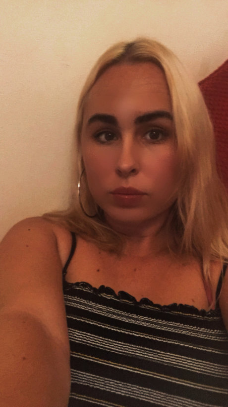 Naken läckt OnlyFans-bild av Poppysjuicypeach