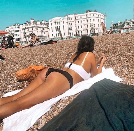Naken läckt OnlyFans-bild av Poppy Mae