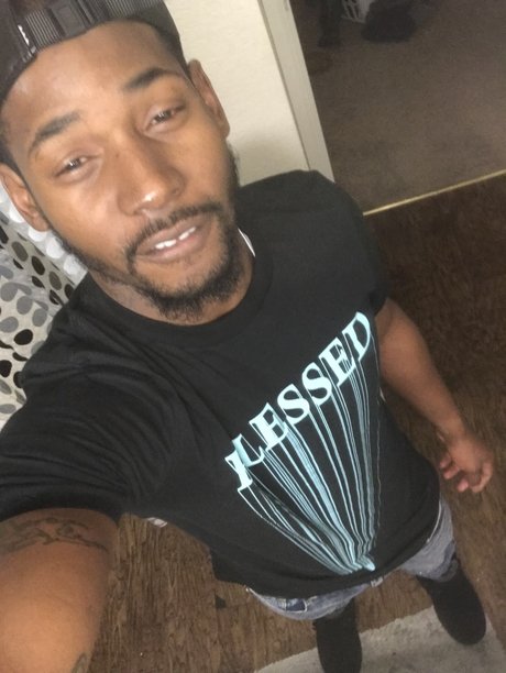 Naakte gelekte OnlyFans-foto van Popeye Jefferson