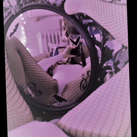 Naakte gelekte OnlyFans-foto van Pooche Kush