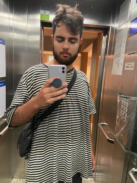 Naken läckt OnlyFans-bild av Podereonfree