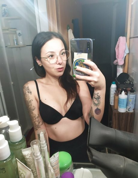 Photo nue de fuite OnlyFans de Alucarynmoon