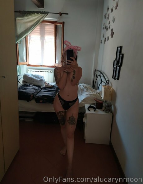 Nahá fotka uniklých OnlyFans od Alucarynmoon
