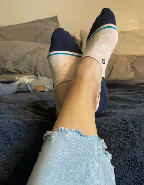 Thebarefootcutie