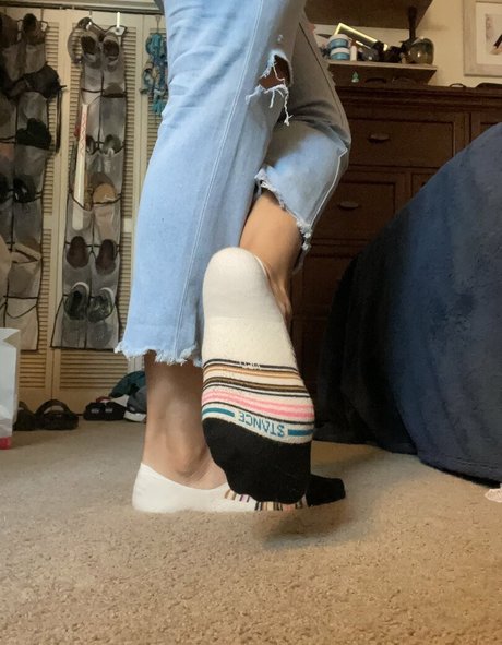 Thebarefootcutie