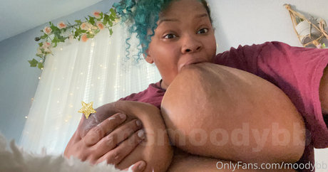 Alaston vuotanut OnlyFans-kuva Moodybb