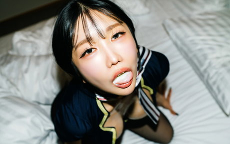 Nahá fotka uniklých OnlyFans od Yunjini