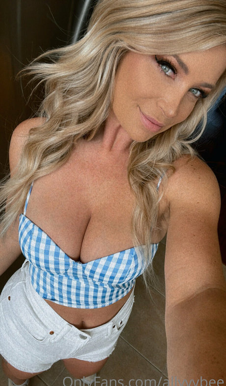 Nacktes geleaktes OnlyFans-Foto von Allyyybee