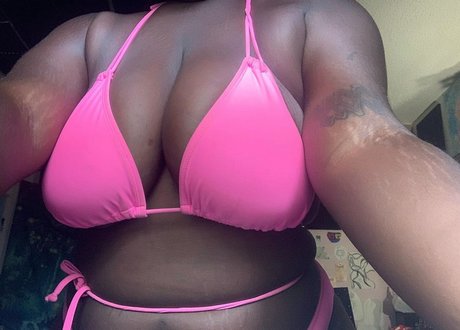Alaston vuotanut OnlyFans-kuva Chys Place