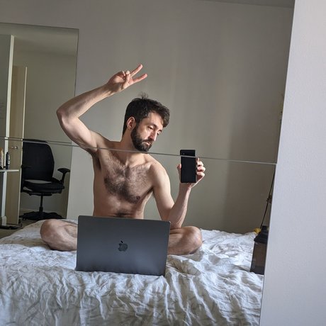 Naken läckt OnlyFans-bild av Dan