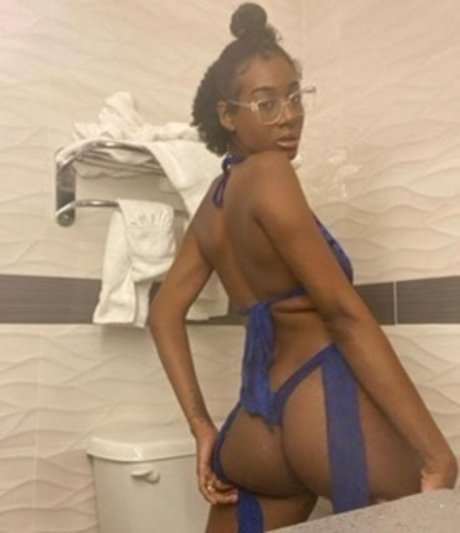 Naken läckt OnlyFans-bild av Cocoaaanuffie