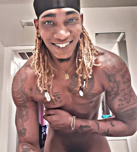 Naakte gelekte OnlyFans-foto van Douglas White